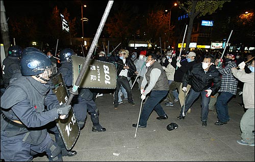 광화문우체국앞에서 경찰과 노동자들이 대치하고 있다. 